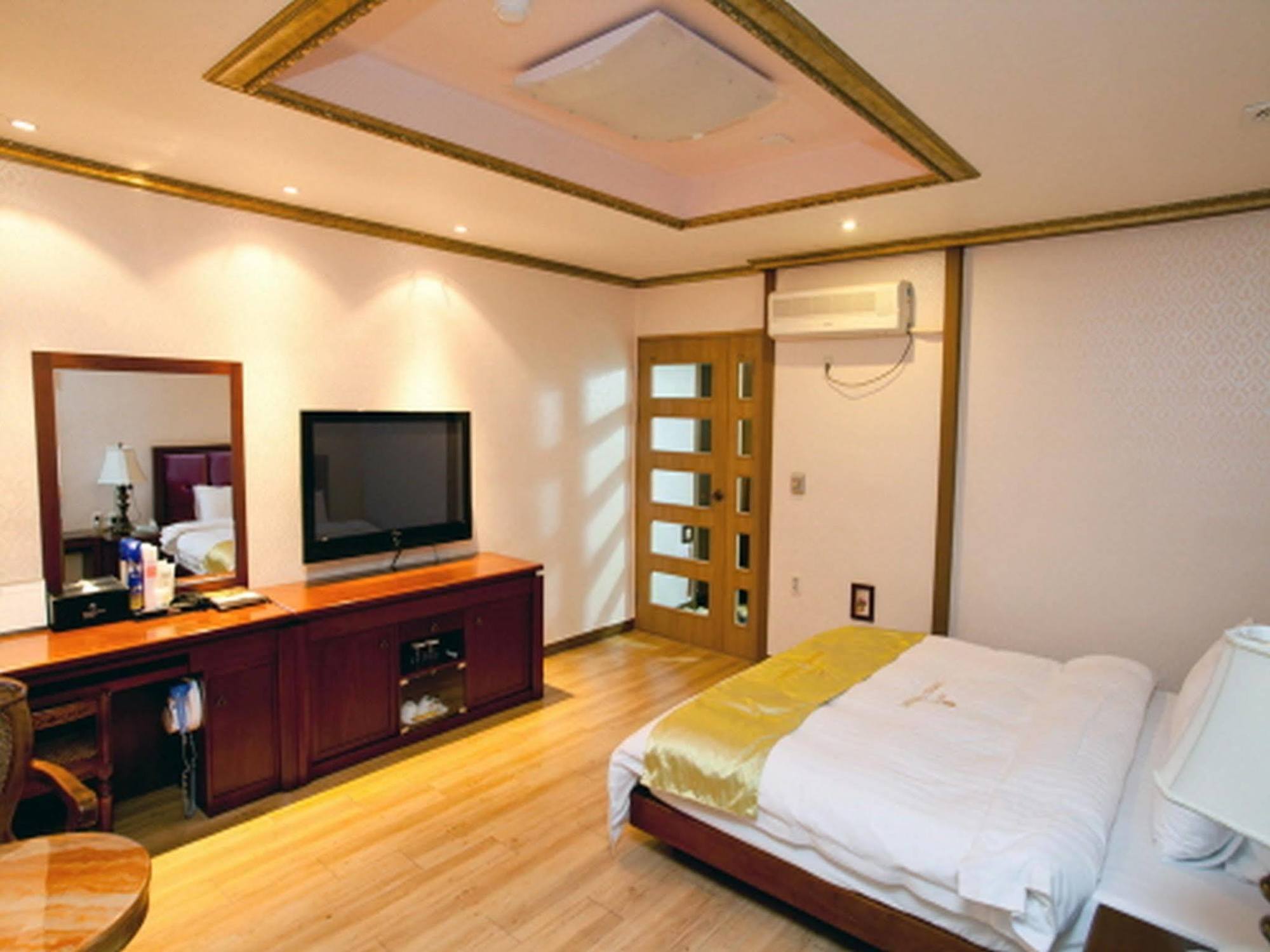 B&Beach Tourist Hotel Yeosu Esterno foto